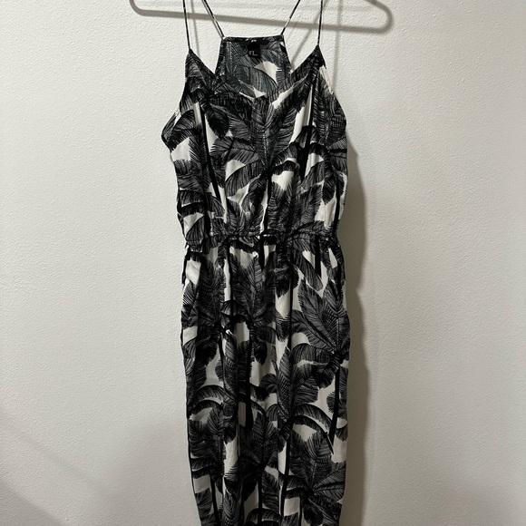 H&M black and white palm tree print dress. Gently worn, good condition. - Picture 2 of 3